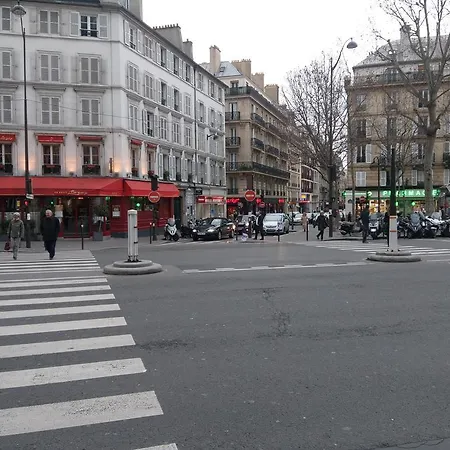 Bright Close To Champs Elysees * Paříž