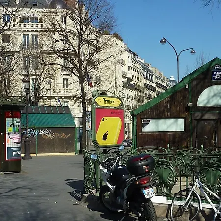 Bright Close To Champs Elysees Paříž